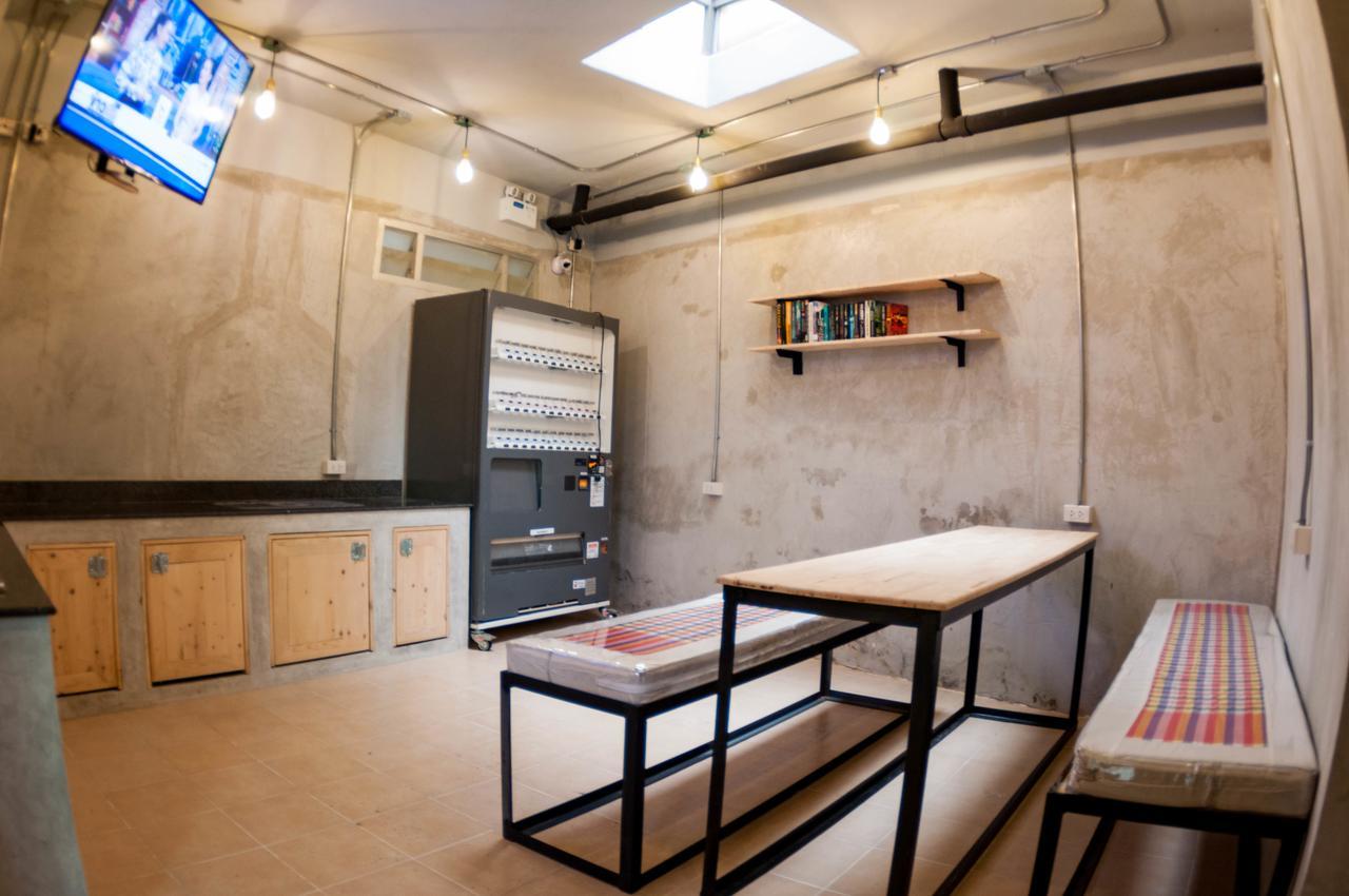 A'Stel Bangrak (Adults Only) Hostel Bangkok Bagian luar foto